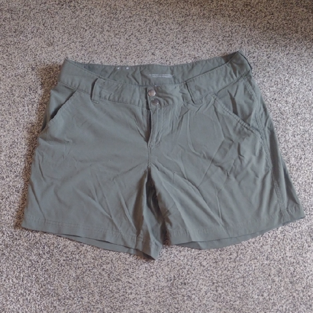 Columbia Woman's Green Shorts